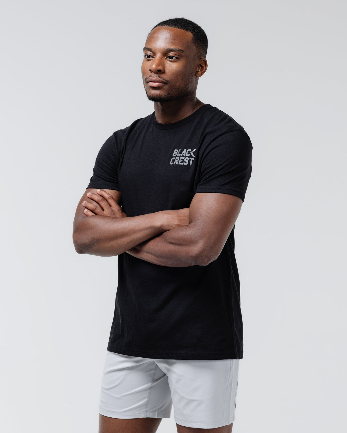 Schwarzes T-Shirt mit Wappen-Logo