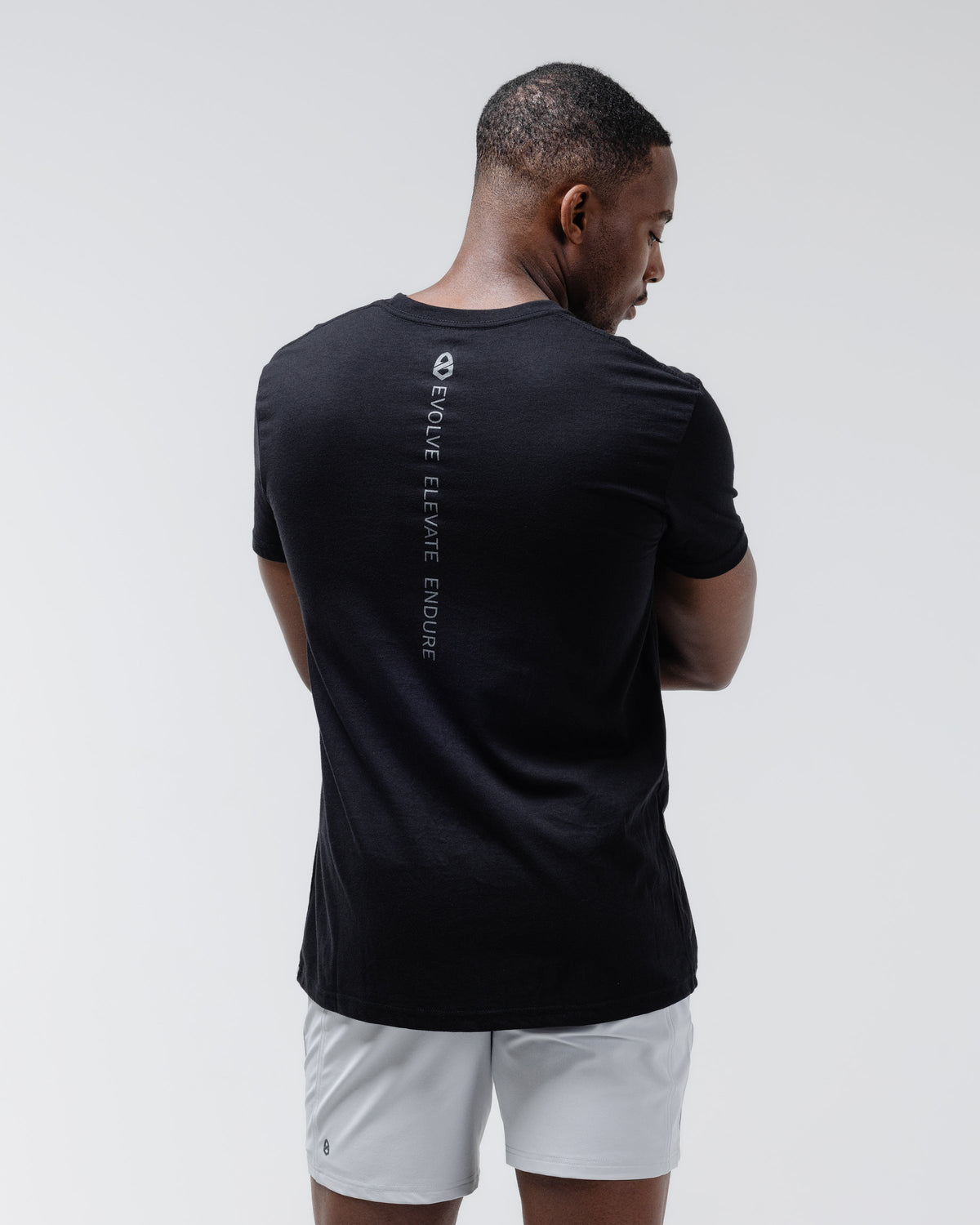 Schwarzes T-Shirt mit Wappen-Logo