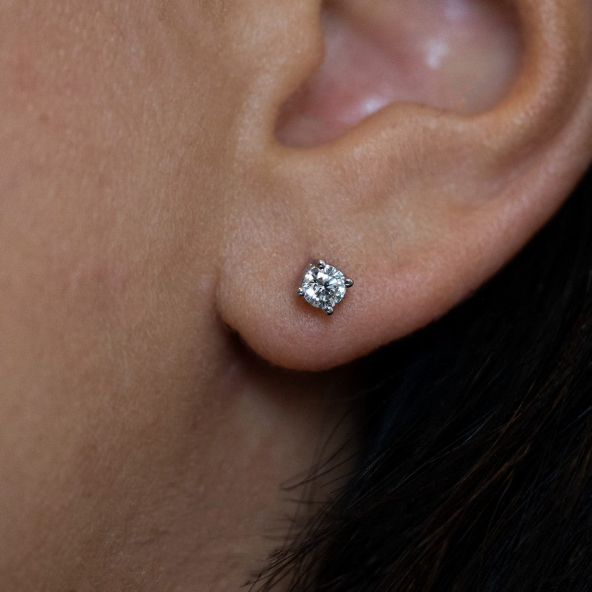 Aretes de diamantes redondos cultivados en laboratorio VossAgin