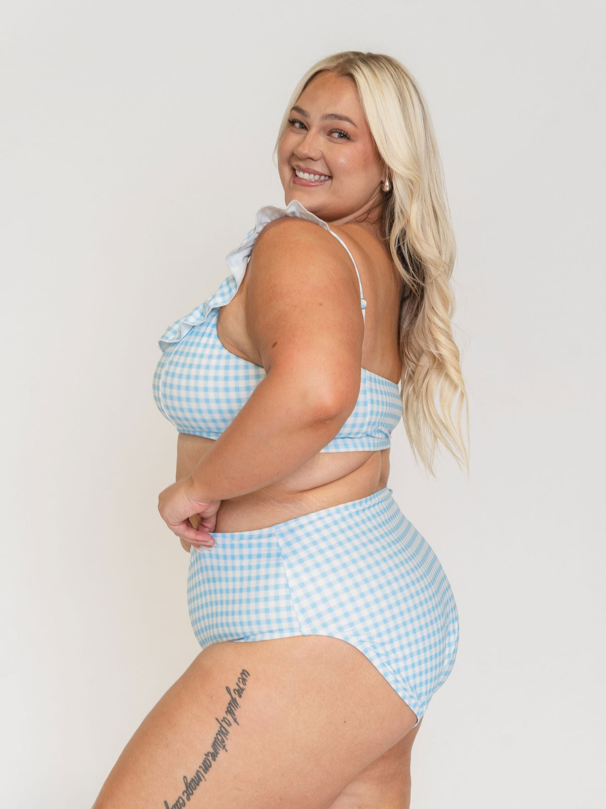 Top de traje de baño tipo bralette con volantes y estampado de cuadros de Lime Ricki
