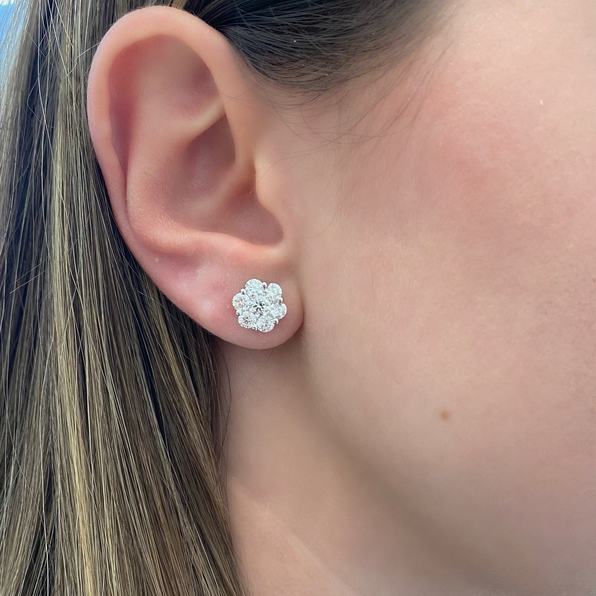 Aretes de broquel con racimo floral VossAgin