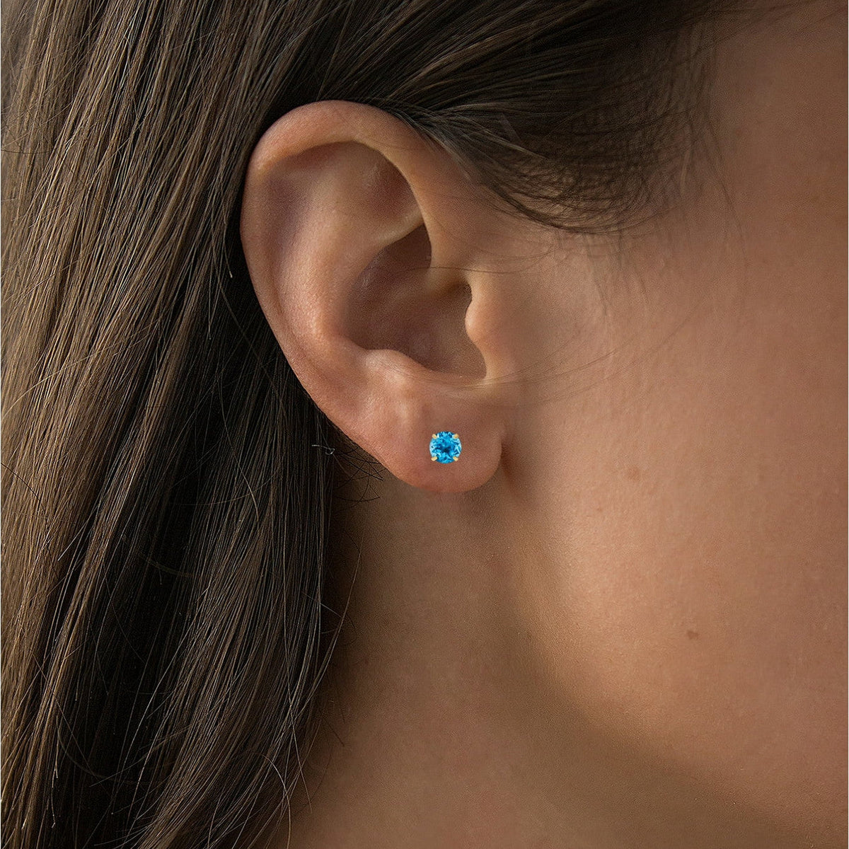 Aretes de broquel con topacio azul suizo de VossAgin