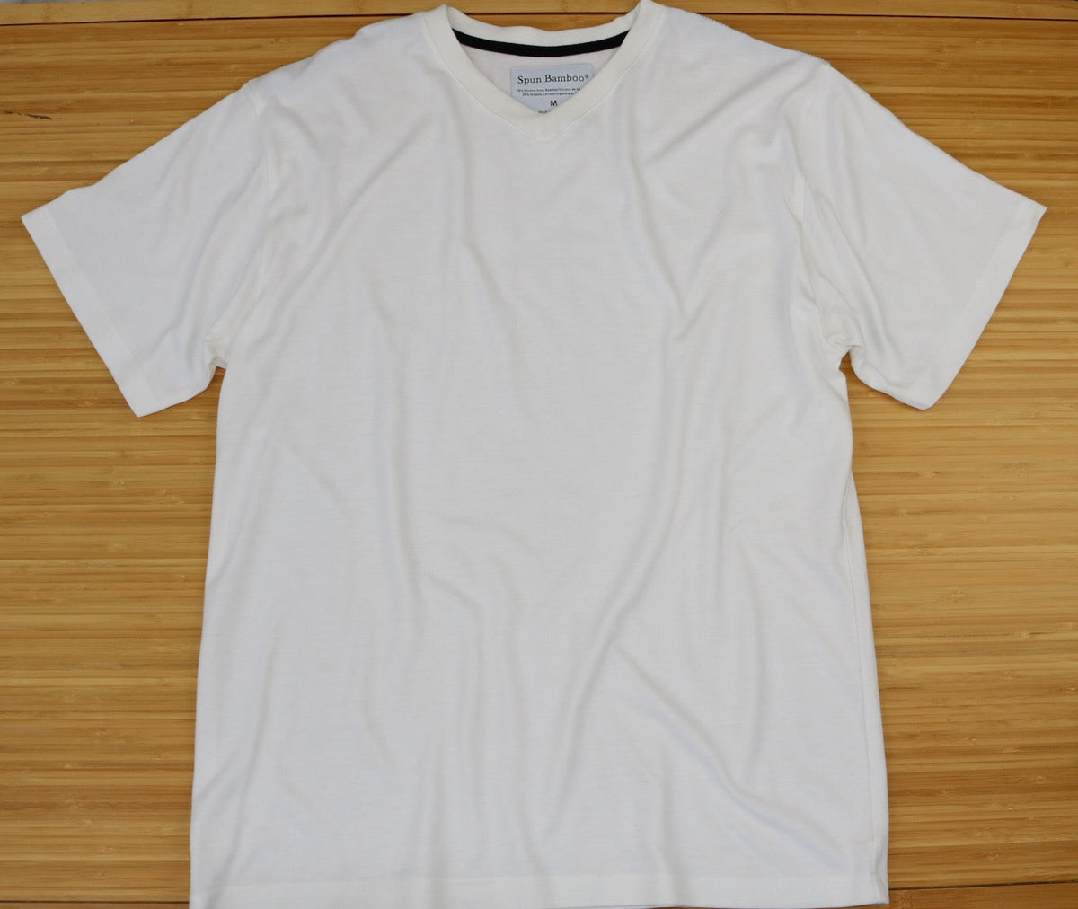 Playera con cuello en V de bambú