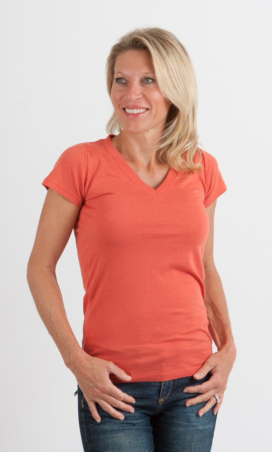 Playera de bambú con cuello en V y manga corta